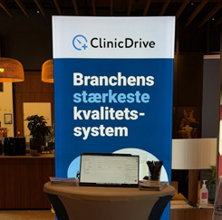 ClinicDrive messestand med roll-up